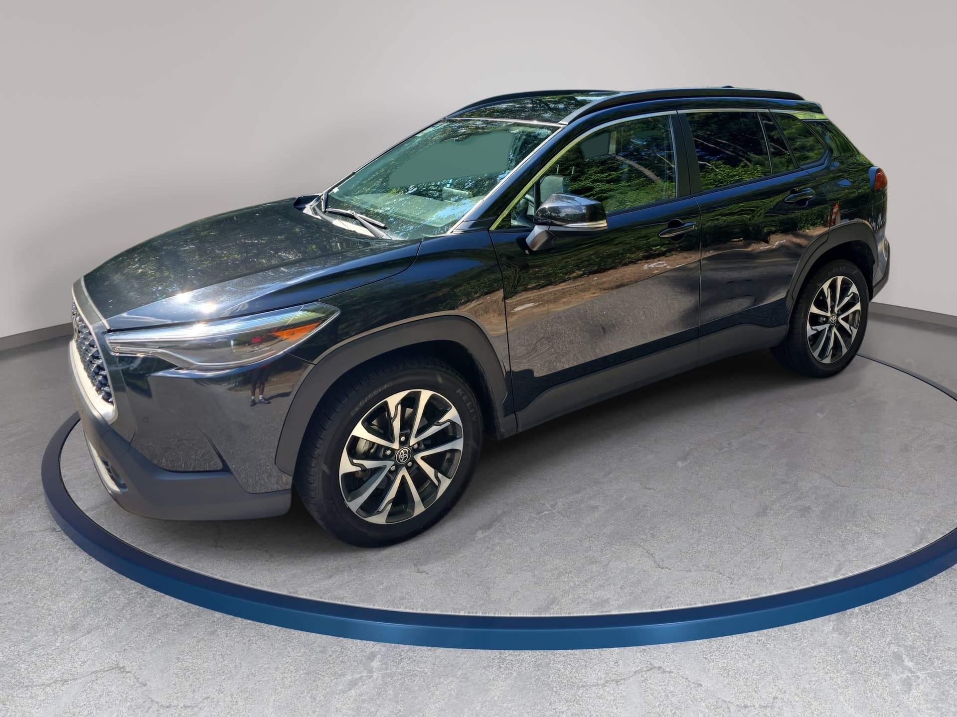 2025 Toyota Corolla Cross XLE — photo 1 of 31