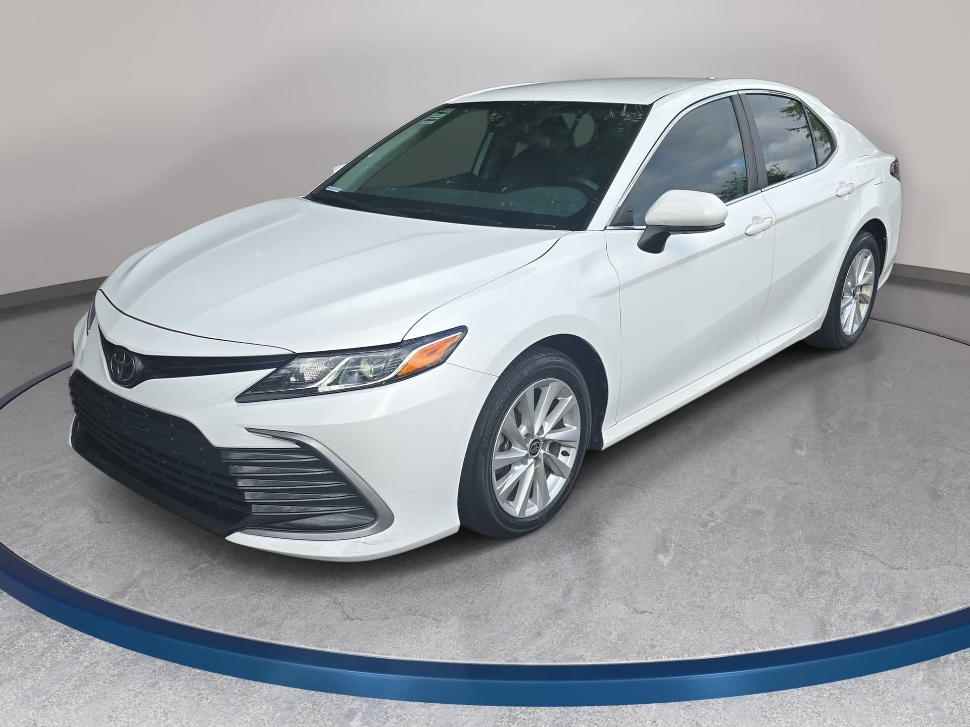 2022 Toyota Camry LE — photo 1 of 33