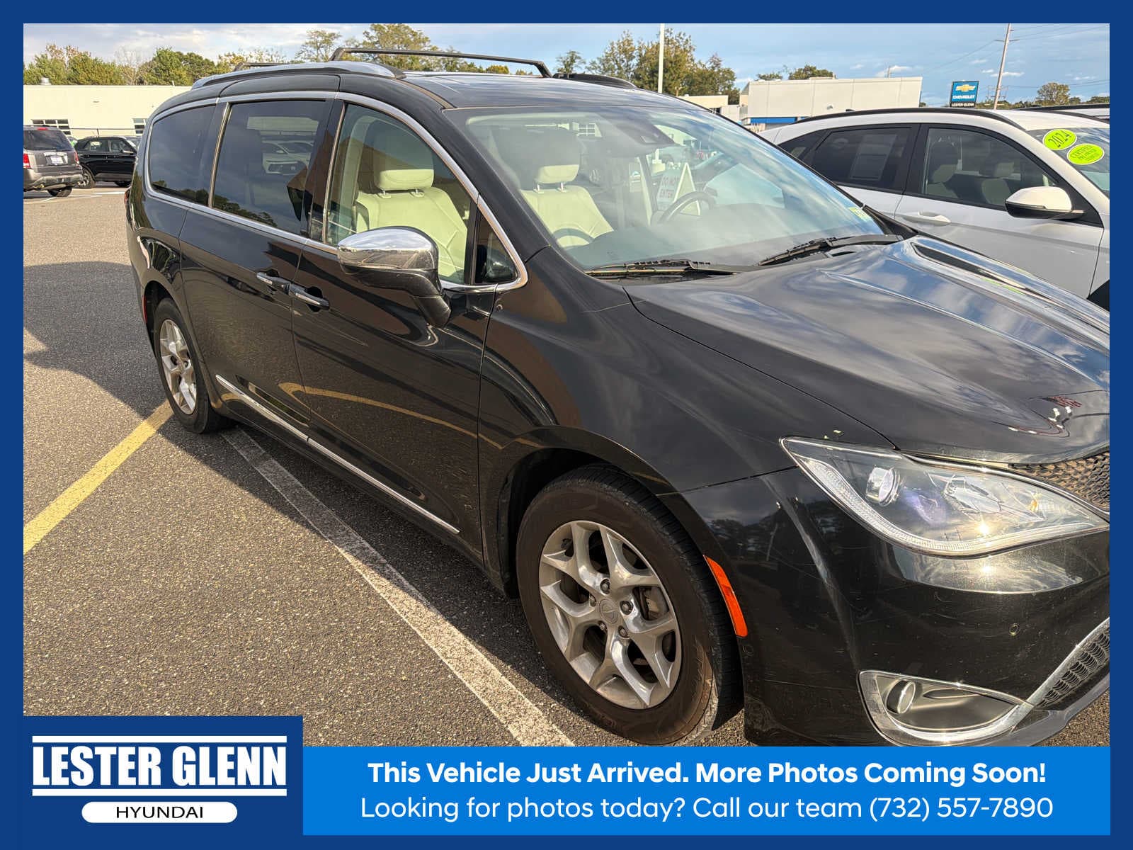 2019 Chrysler Pacifica LX — photo 1 of 12