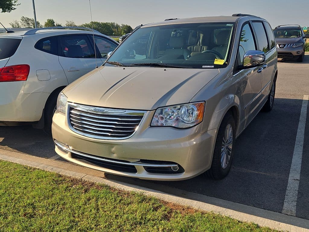 2013 Chrysler Town & Country Touring-L — photo 1 of 6