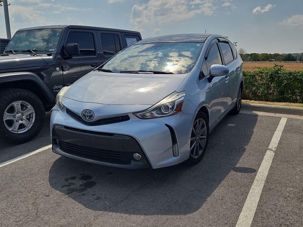 2015 Toyota Prius v Five — photo 1 of 6