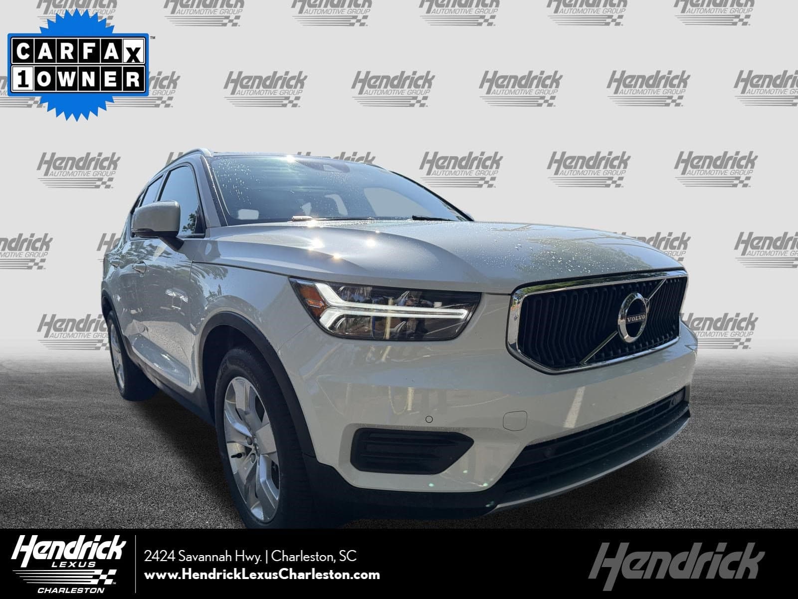2020 Volvo XC40 Momentum — photo 1 of 45