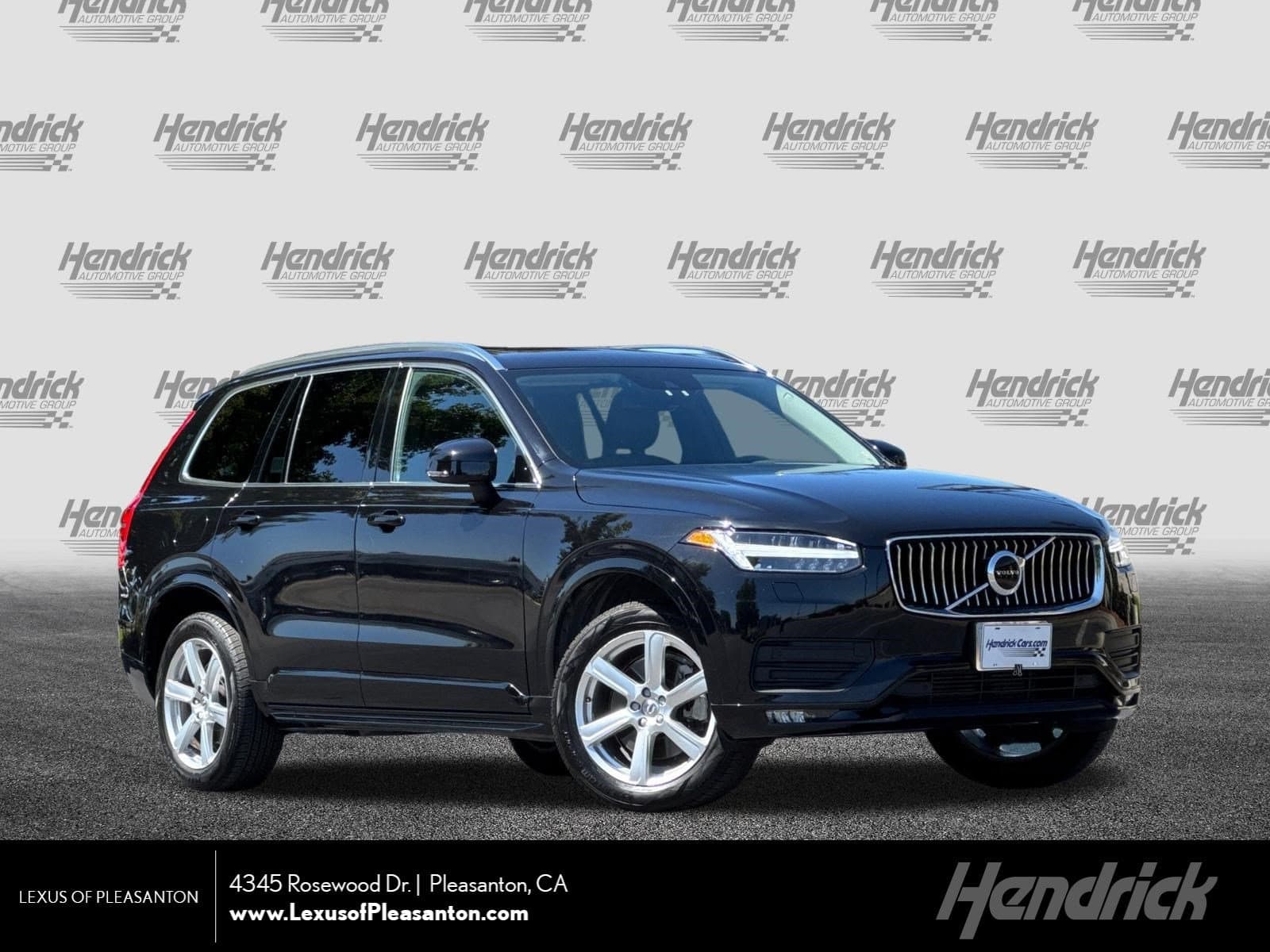 2021 Volvo XC90 Momentum — photo 1 of 39