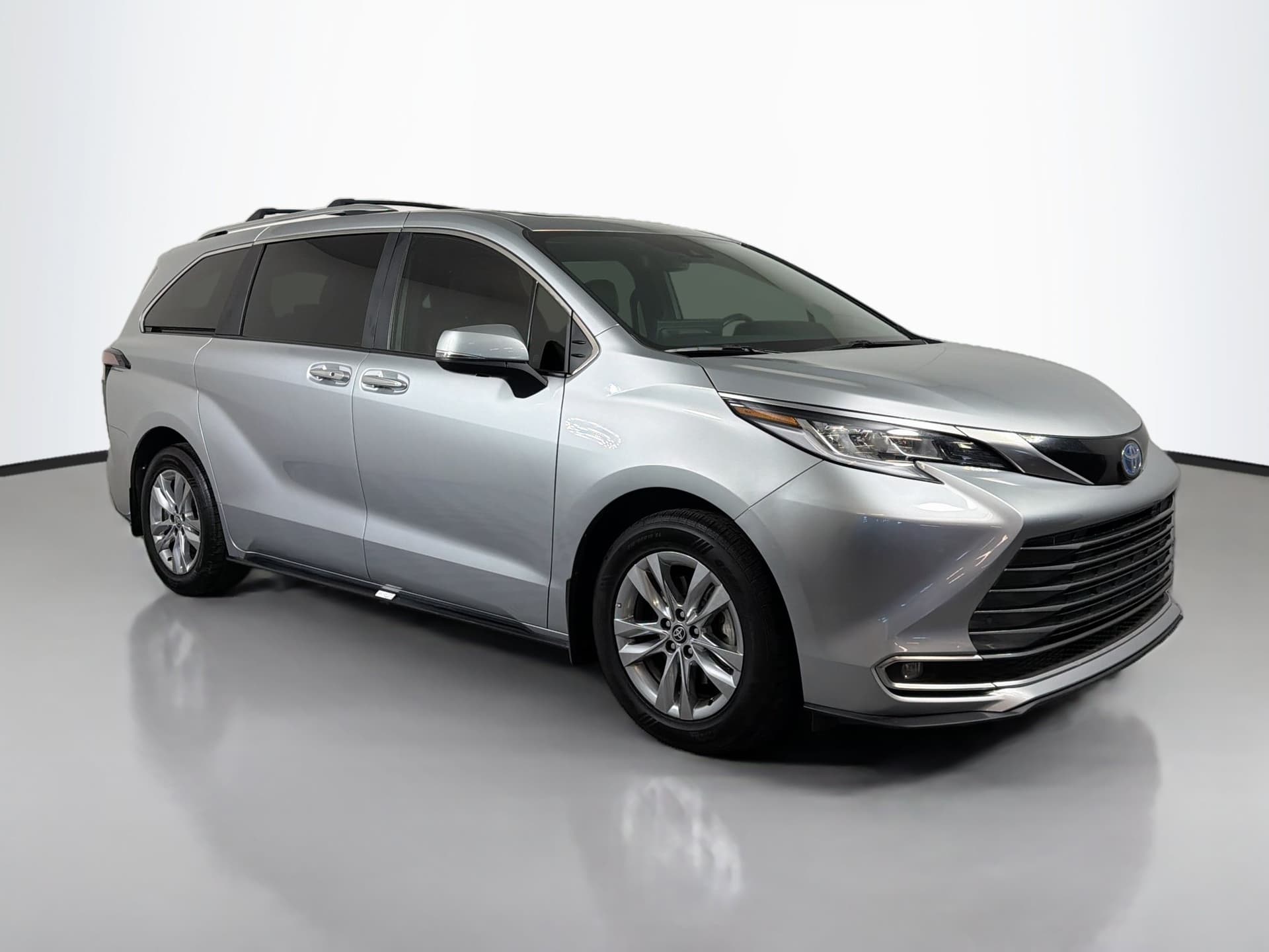 2025 Toyota Sienna Limited — photo 1 of 39