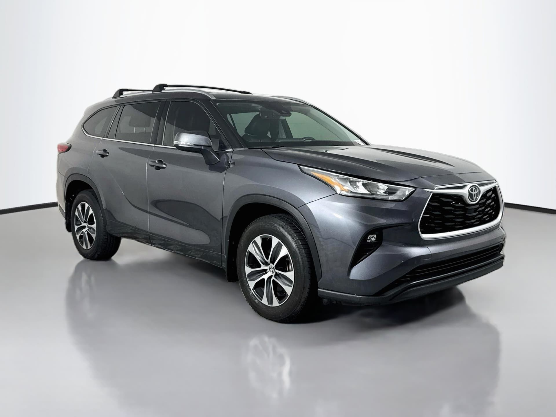 2020 Toyota Highlander XLE — photo 1 of 40