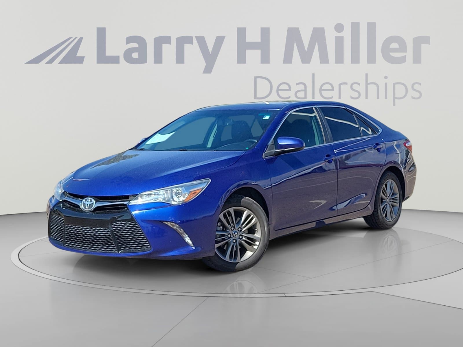 2016 Toyota Camry SE — photo 1 of 31