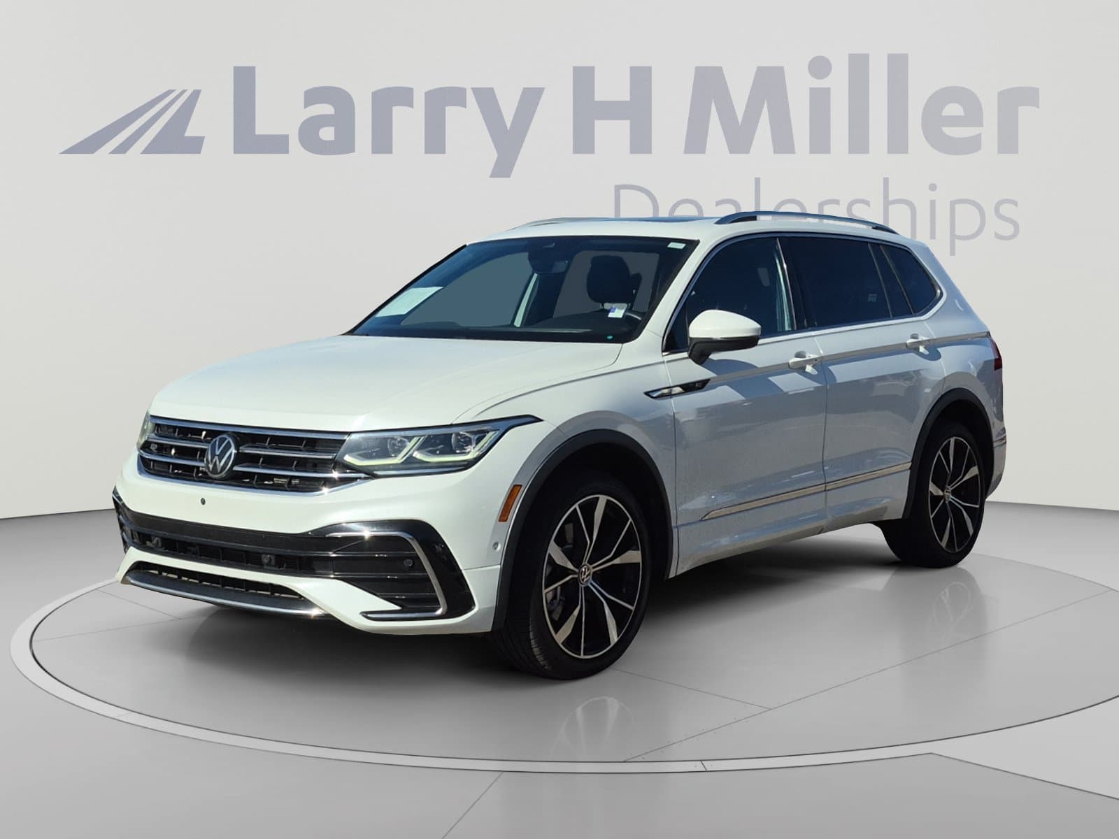 2023 Volkswagen Tiguan Base — photo 1 of 34
