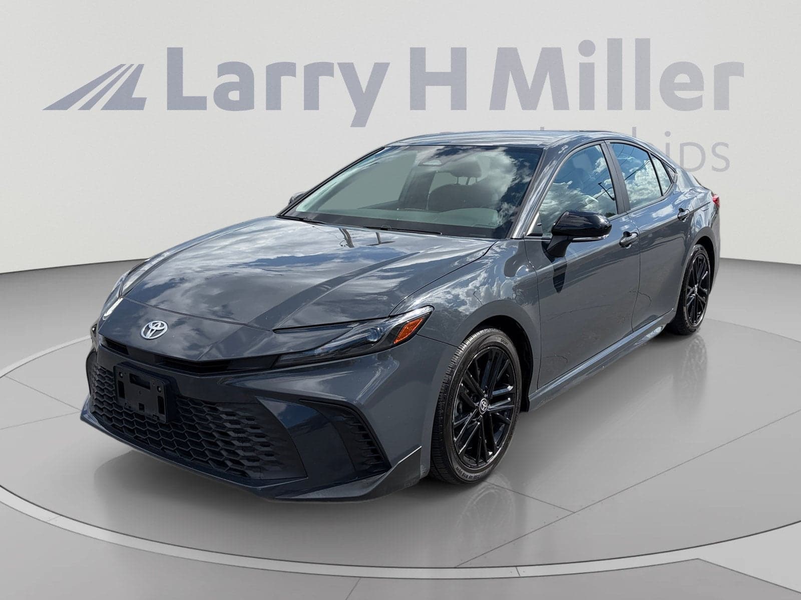 2025 Toyota Camry SE — photo 1 of 33