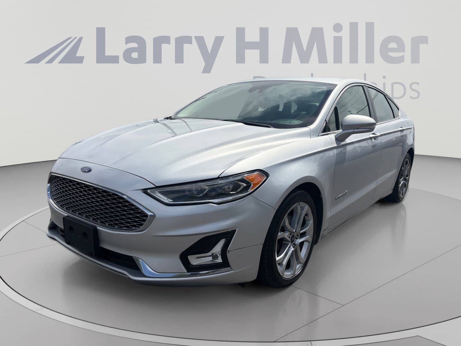 2019 Ford Fusion Hybrid Titanium — photo 1 of 33