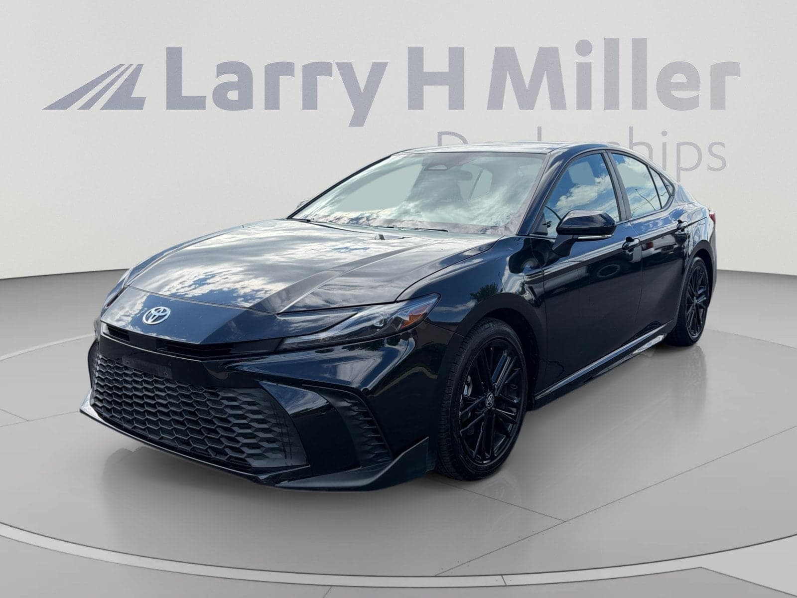 2025 Toyota Camry SE — photo 1 of 33