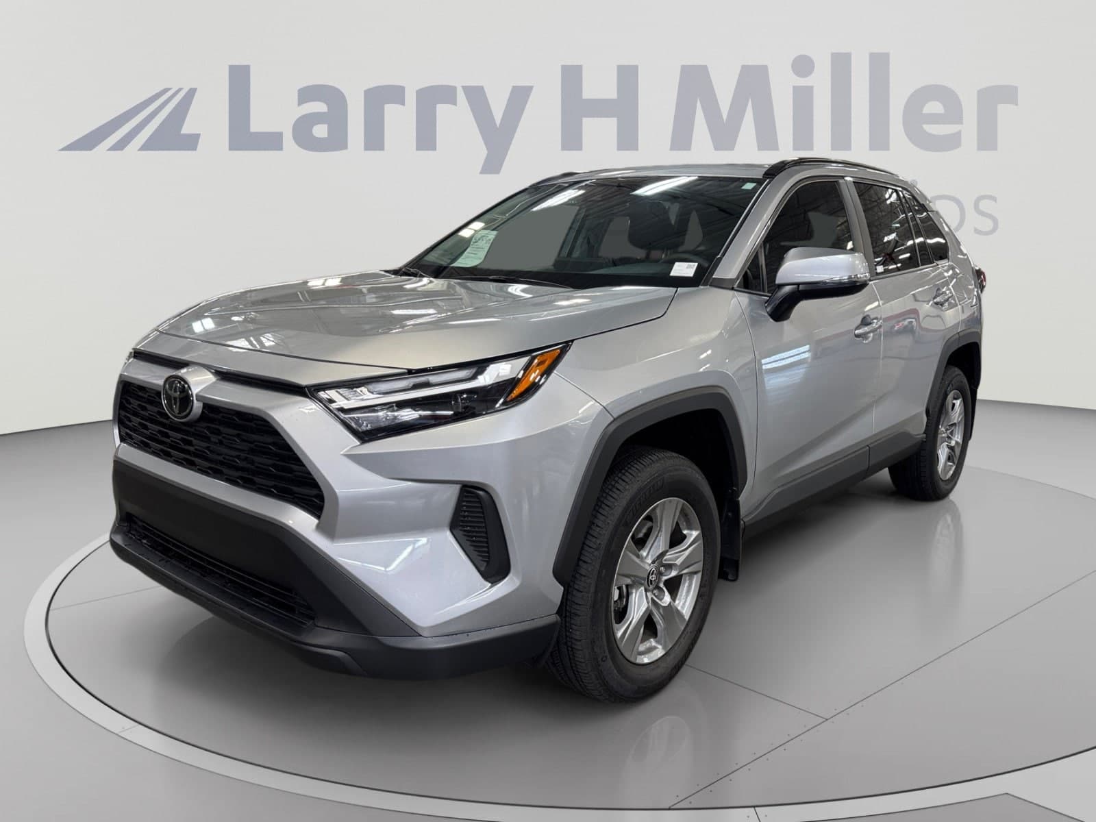 2025 Toyota RAV4 XLE — photo 1 of 33