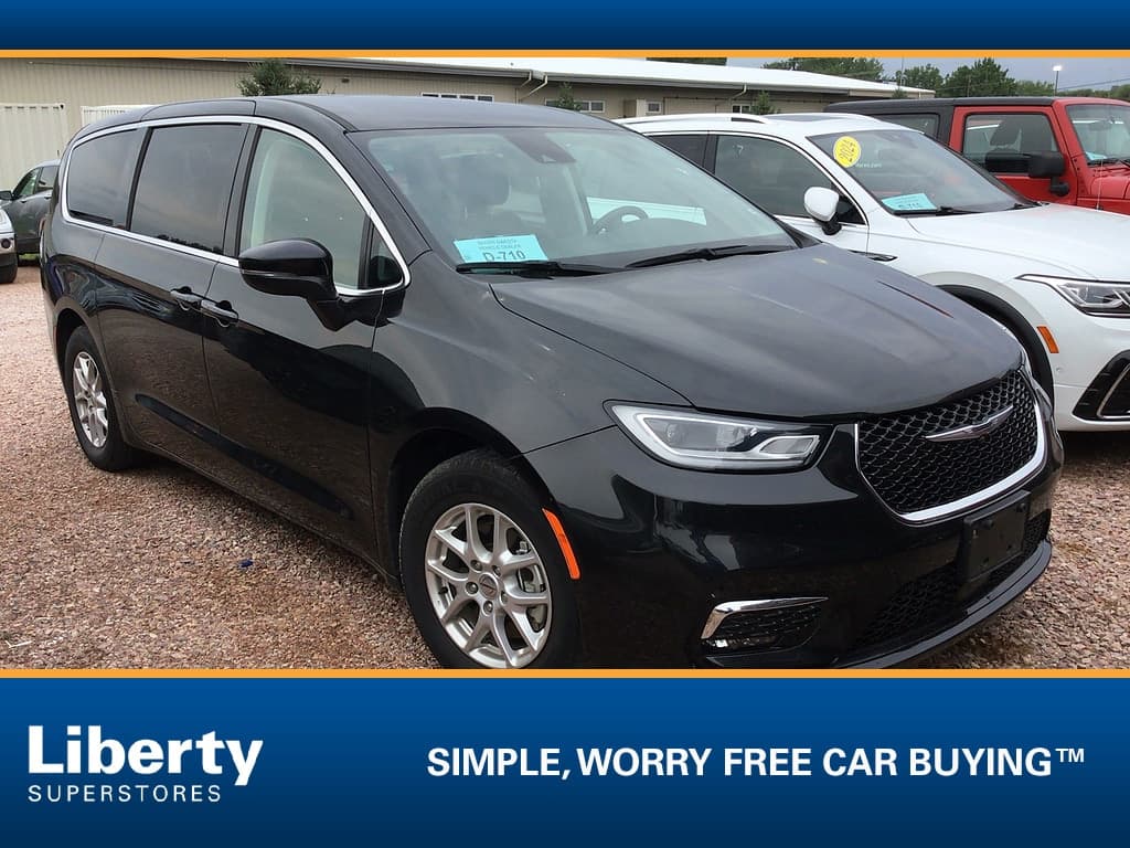 2023 Chrysler Pacifica Touring L — photo 1 of 2