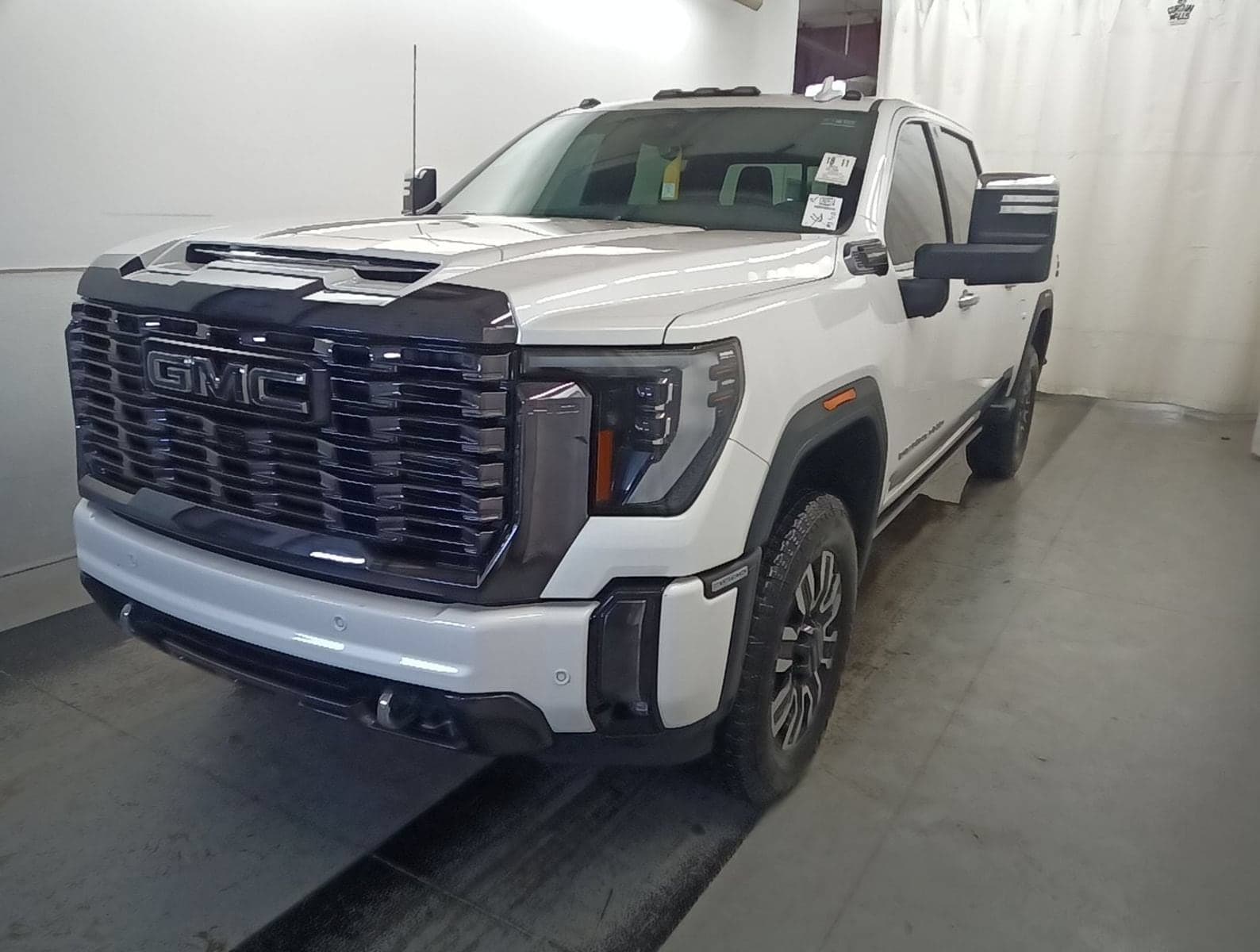 2024 GMC Sierra 3500 HD Denali Ultimate — photo 1 of 8