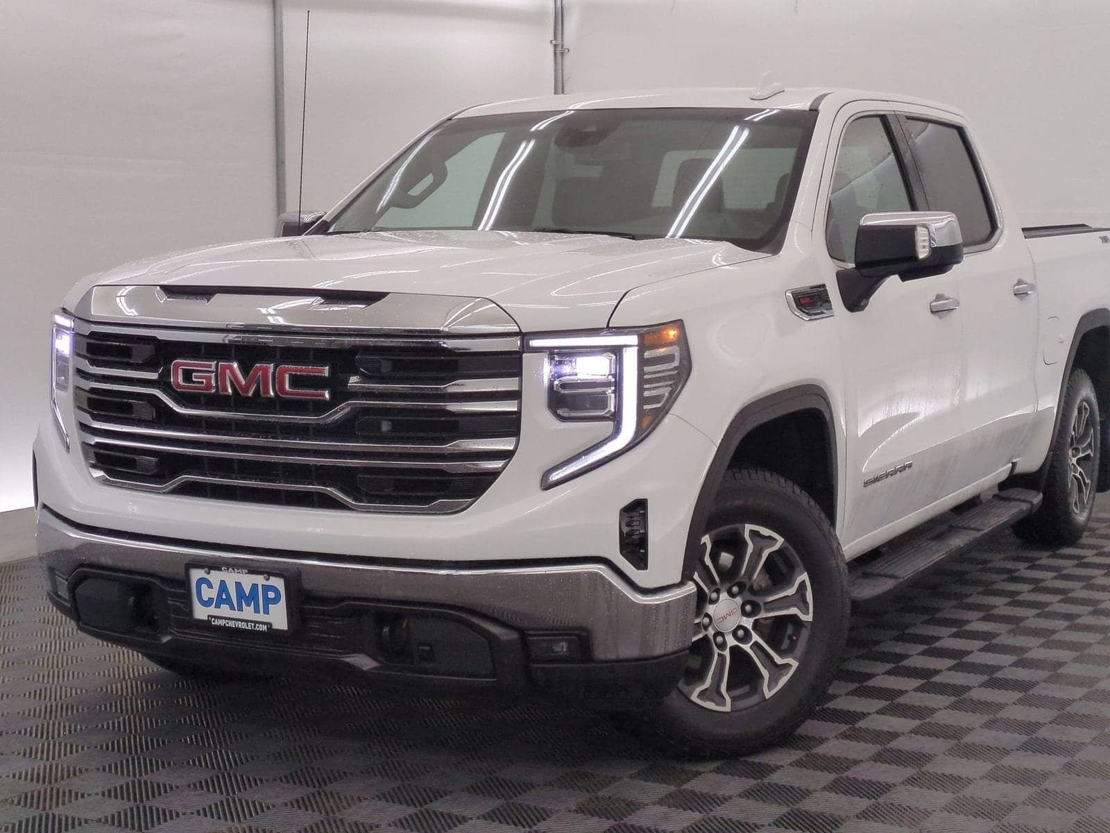 2023 GMC Sierra 1500 SLT — photo 1 of 32