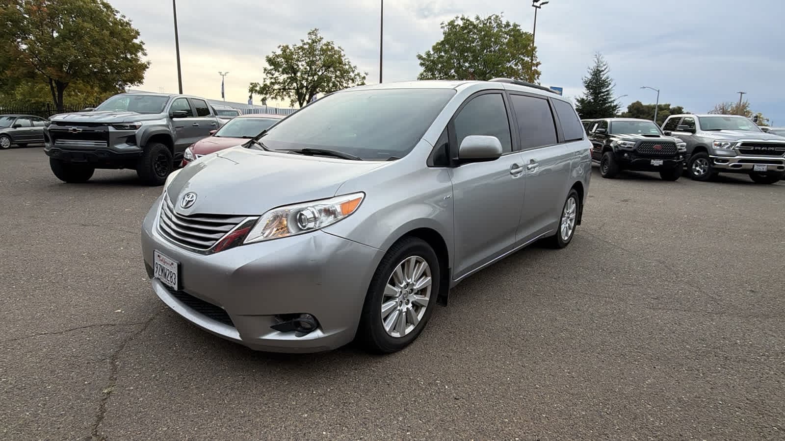2017 Toyota Sienna XLE — photo 1 of 11