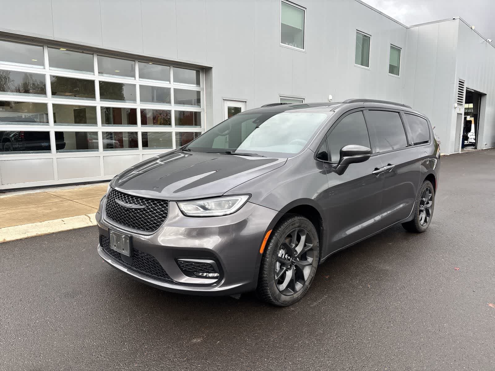 2022 Chrysler Pacifica Touring L — photo 1 of 22