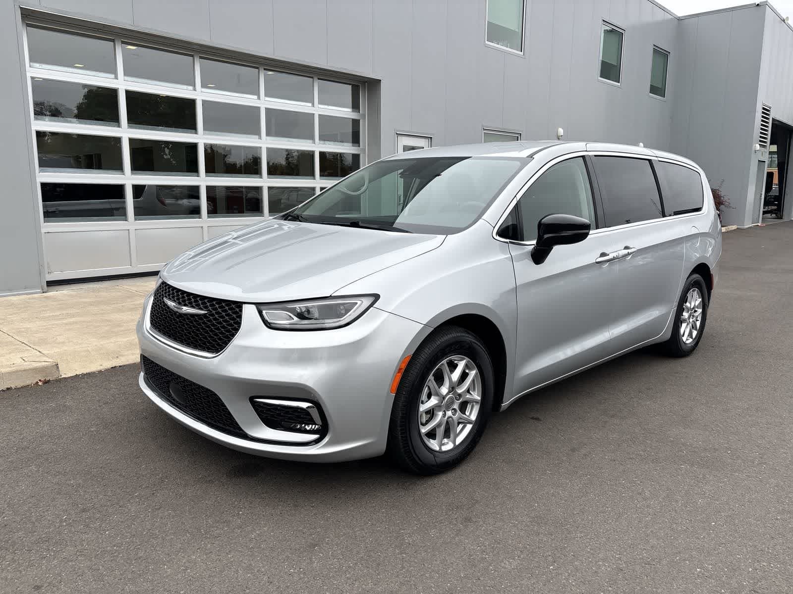 2024 Chrysler Pacifica Touring L — photo 1 of 27