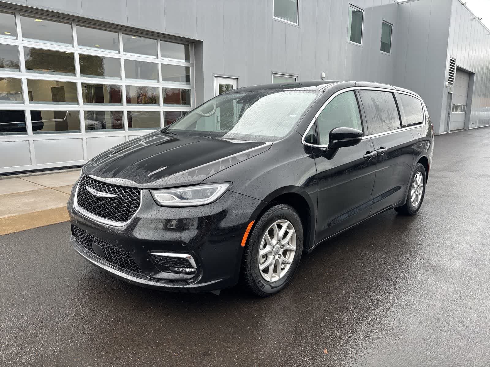 2024 Chrysler Pacifica Touring L — photo 1 of 24