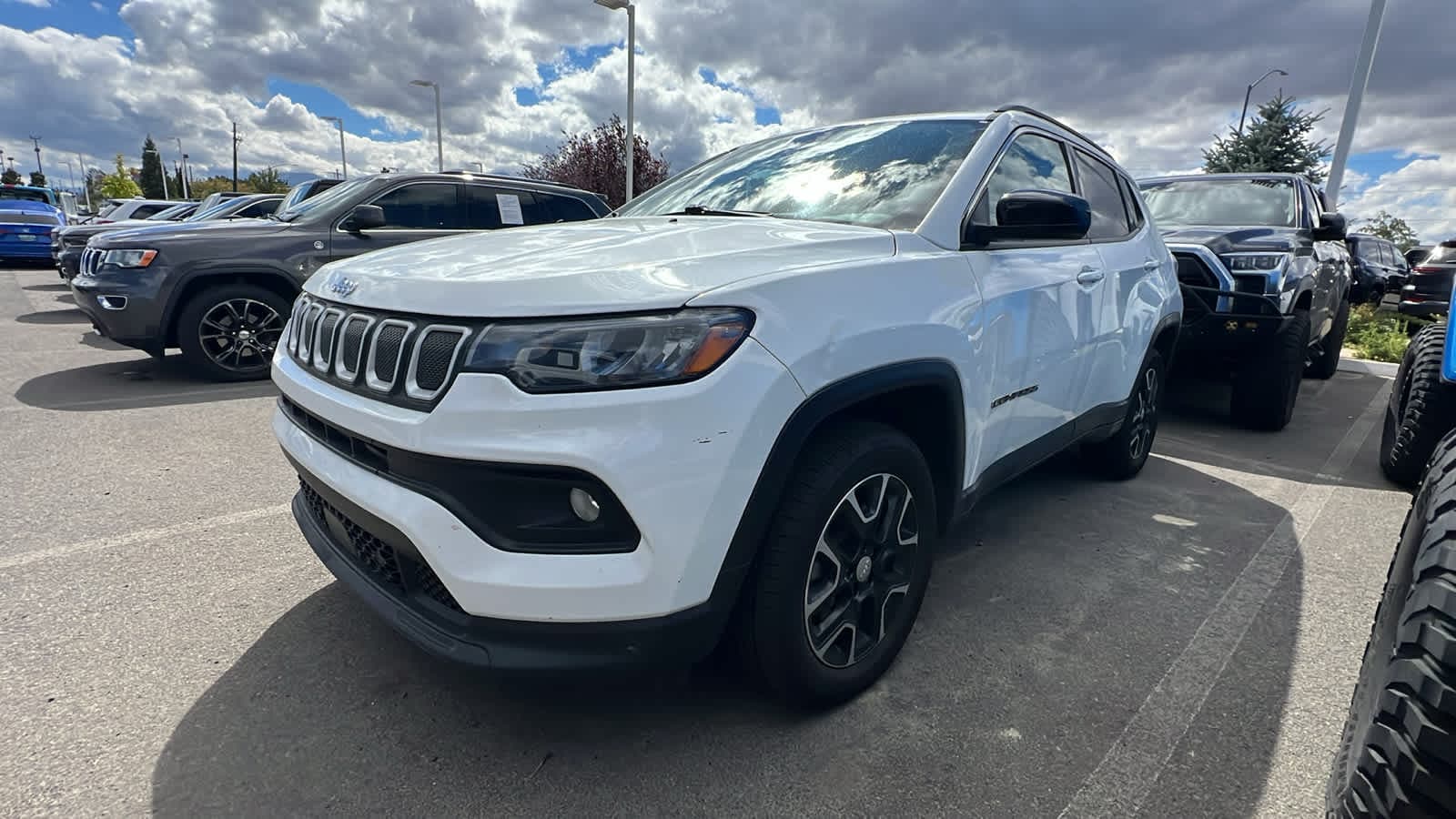 2022 Jeep Compass Latitude — photo 1 of 10