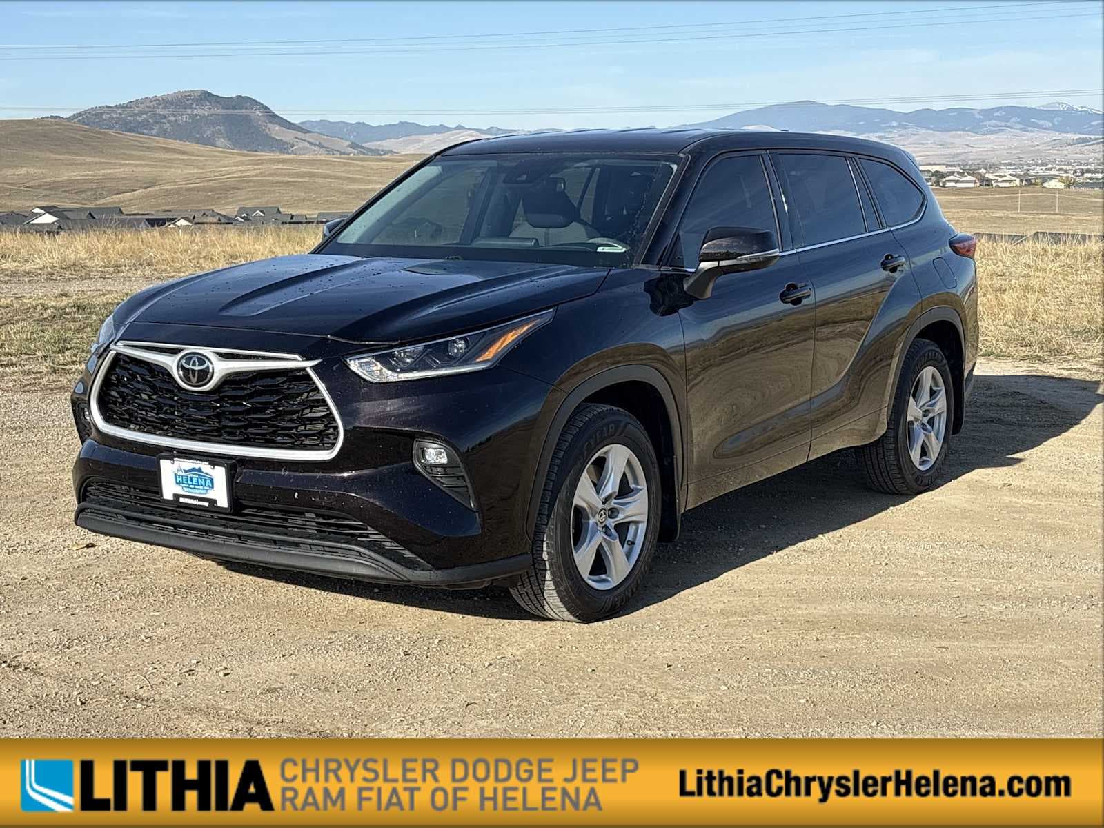 2021 Toyota Highlander LE — photo 1 of 28