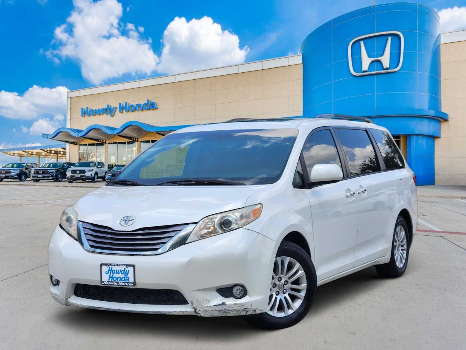 2016 Toyota Sienna XLE — photo 1 of 34