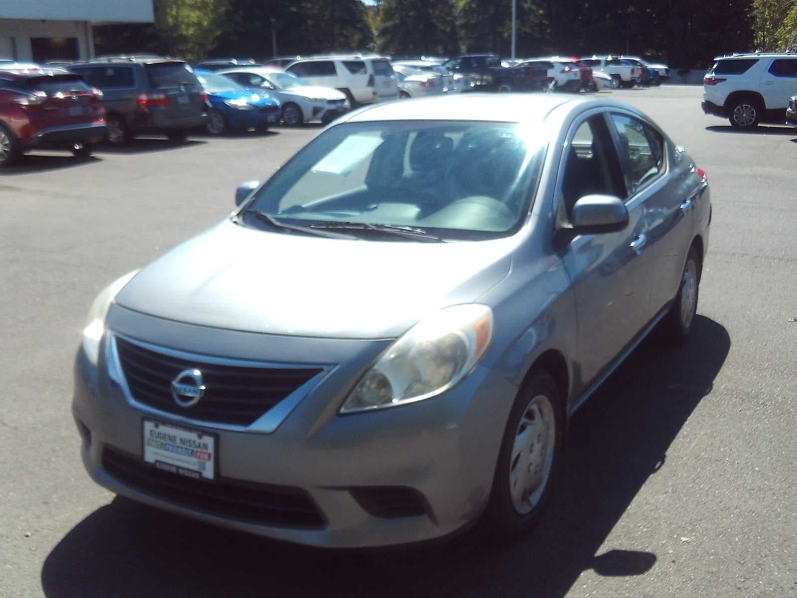2014 Nissan Versa SV — photo 1 of 10