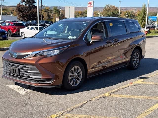2021 Toyota Sienna LE — photo 1 of 8