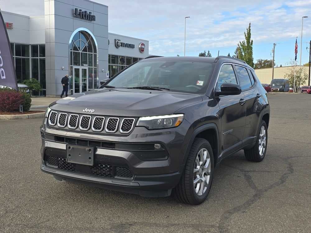 2023 Jeep Compass Latitude Lux — photo 1 of 21