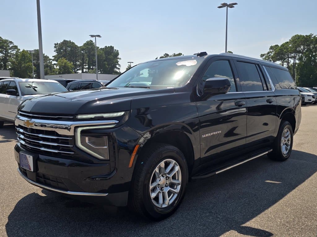 2025 Chevrolet Suburban LT — photo 1 of 31
