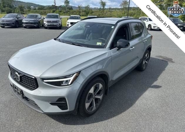2024 Volvo XC40 B5 Core — photo 1 of 6