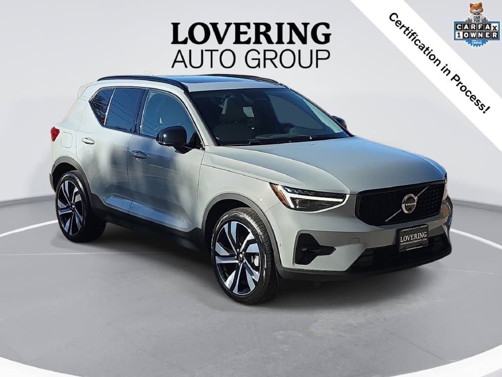 2025 Volvo XC40 Base — photo 1 of 27