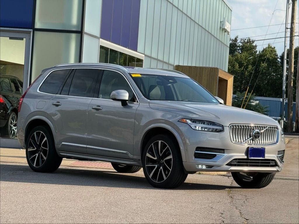 2023 Volvo XC90 B5 Plus — photo 1 of 18