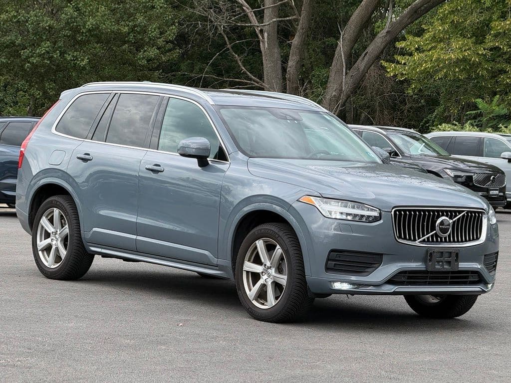 2021 Volvo XC90 T6 Momentum — photo 1 of 12