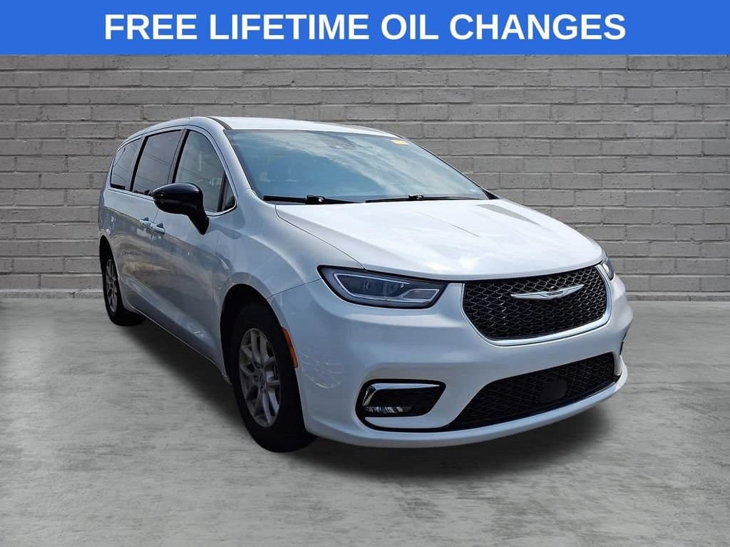 2024 Chrysler Pacifica Touring L — photo 1 of 5