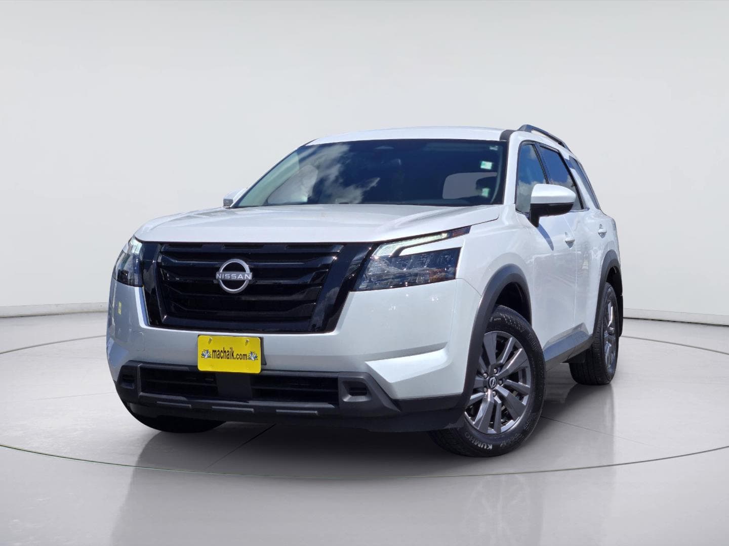 2025 Nissan Pathfinder SV — photo 1 of 35