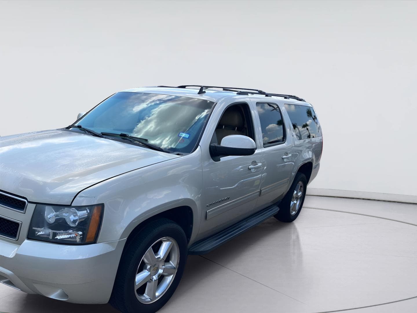 2013 Chevrolet Suburban LT — photo 1 of 7