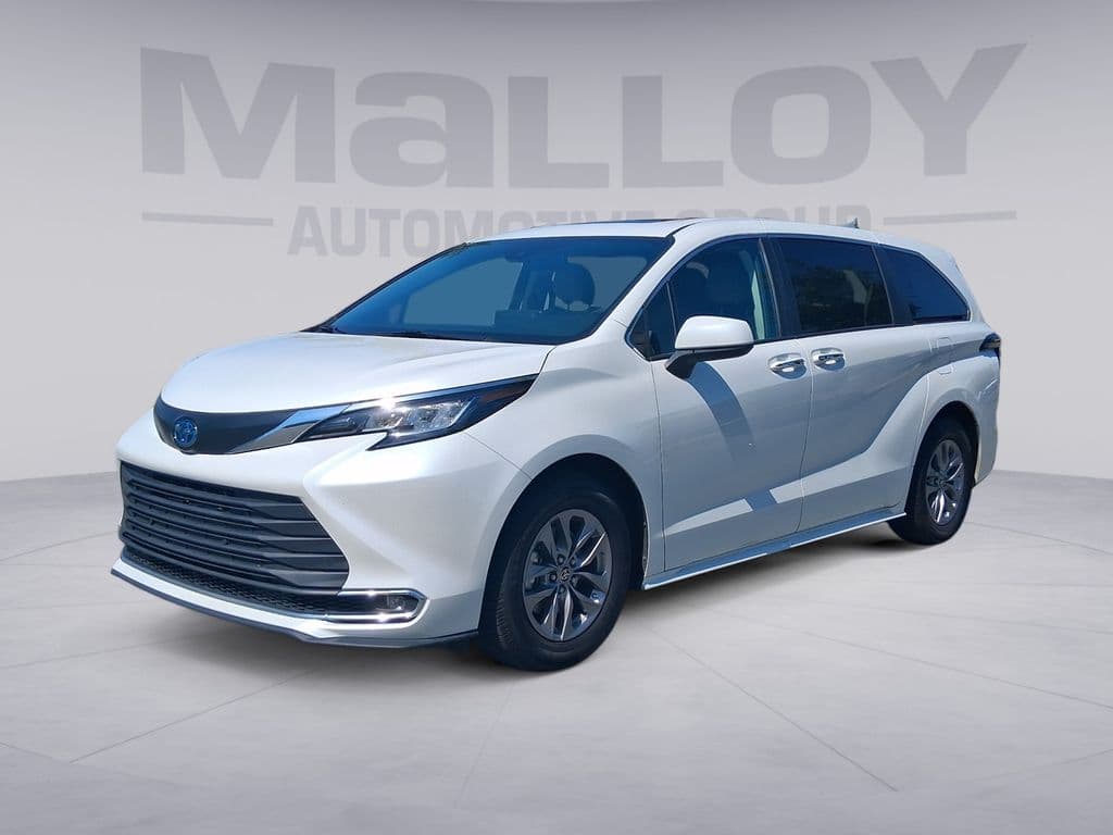 2023 Toyota Sienna XLE 7 Passenger — photo 1 of 25