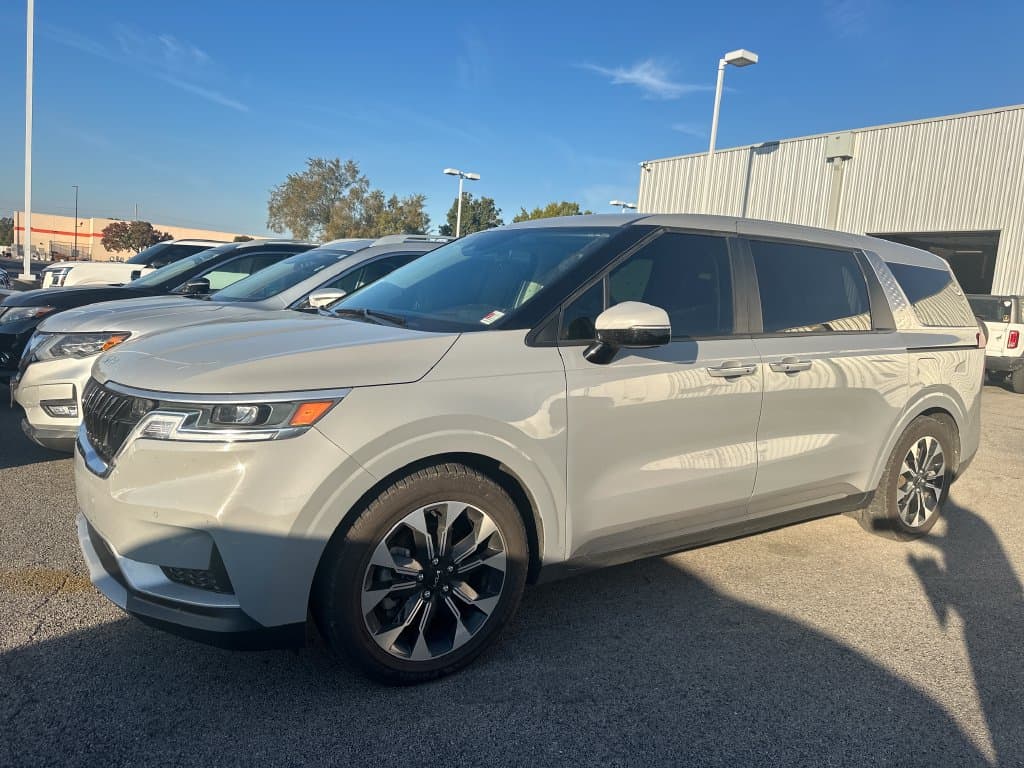 2022 Kia Carnival EX — photo 1 of 5