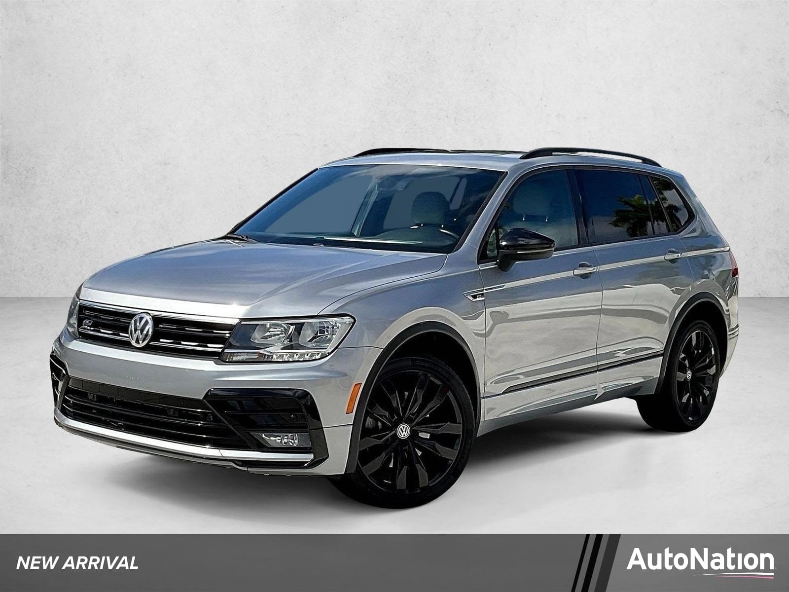 2020 Volkswagen Tiguan SE — photo 1 of 29