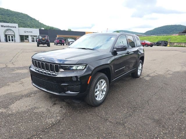 2026 Jeep Grand Cherokee LAREDO 4X4 — photo 1 of 33