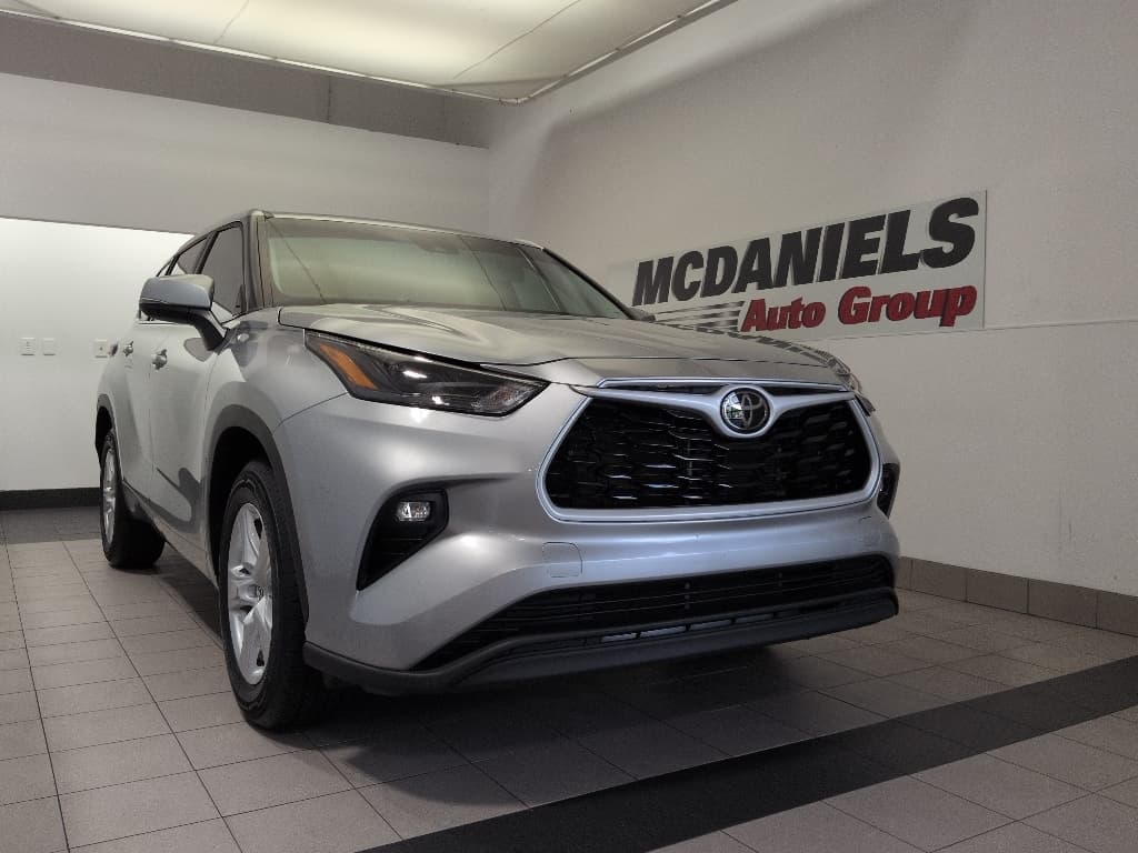 2023 Toyota Highlander LE — photo 1 of 35