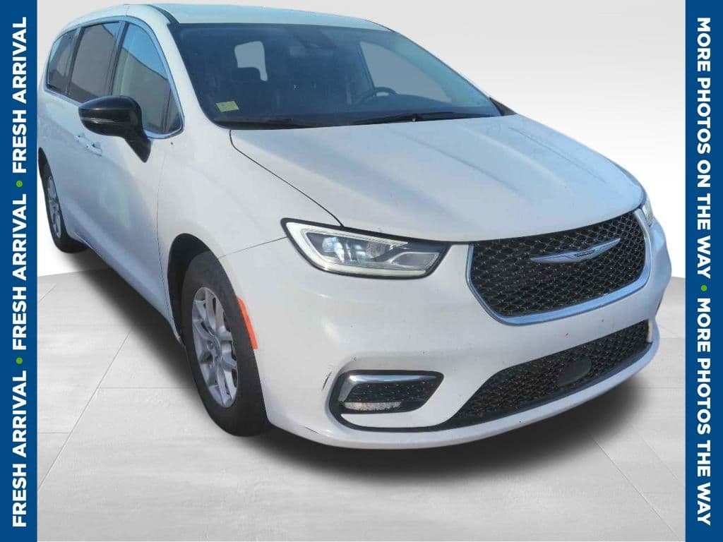 2024 Chrysler Pacifica Touring L — photo 1 of 9
