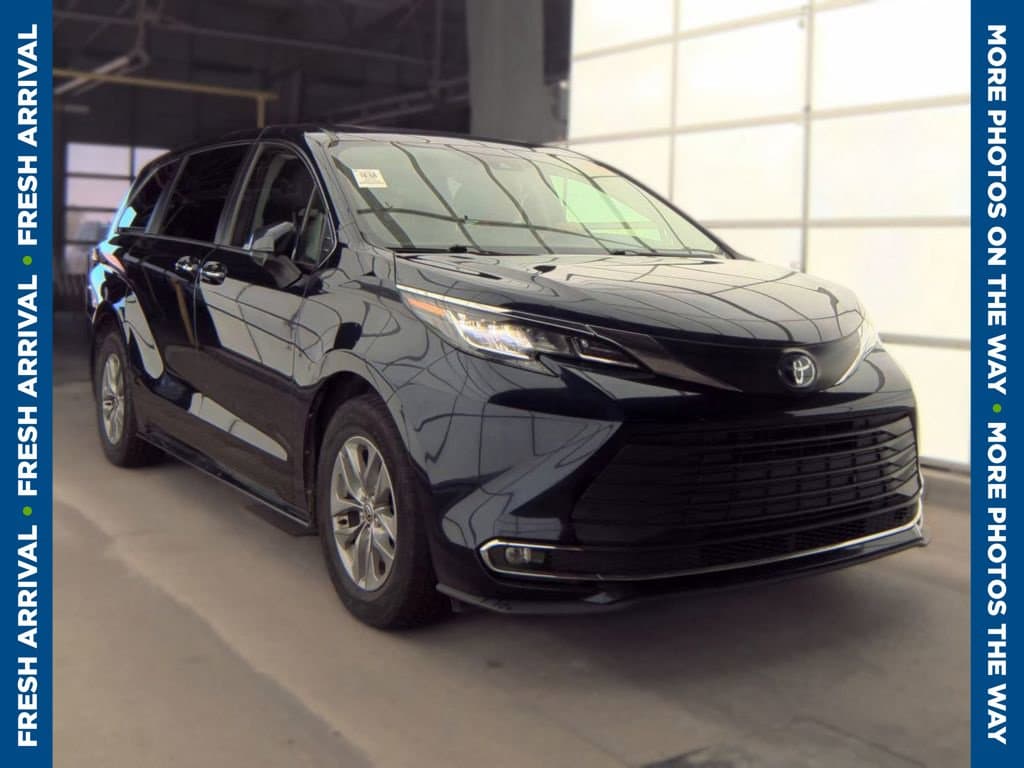 2022 Toyota Sienna XLE — photo 1 of 8