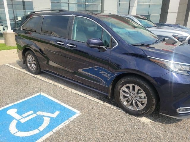 2023 Toyota Sienna XLE — photo 1 of 2