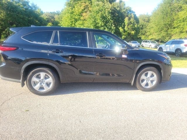 2023 Toyota Highlander LE — photo 1 of 3