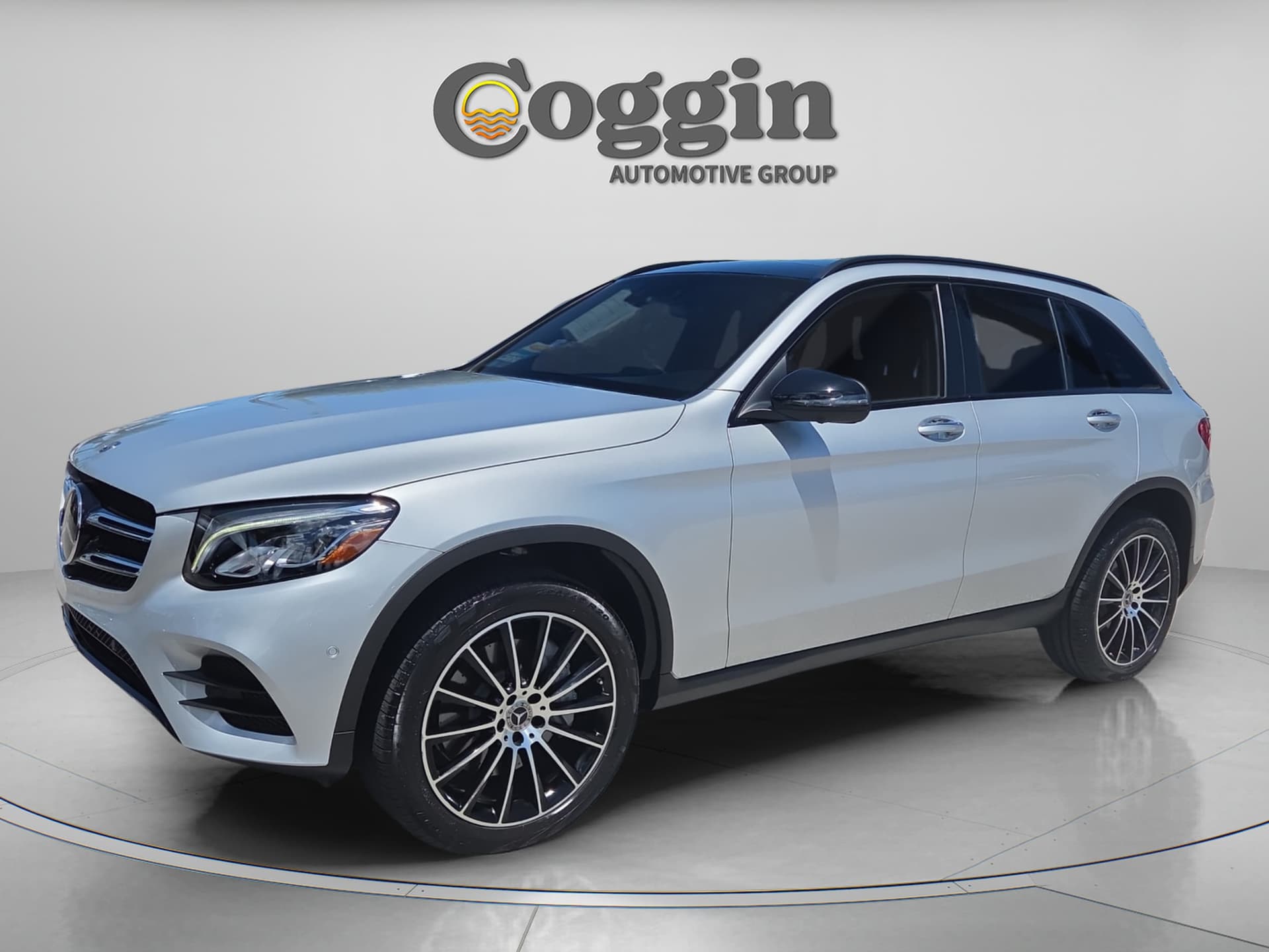 2019 Mercedes-Benz GLC 300 Base — photo 1 of 40