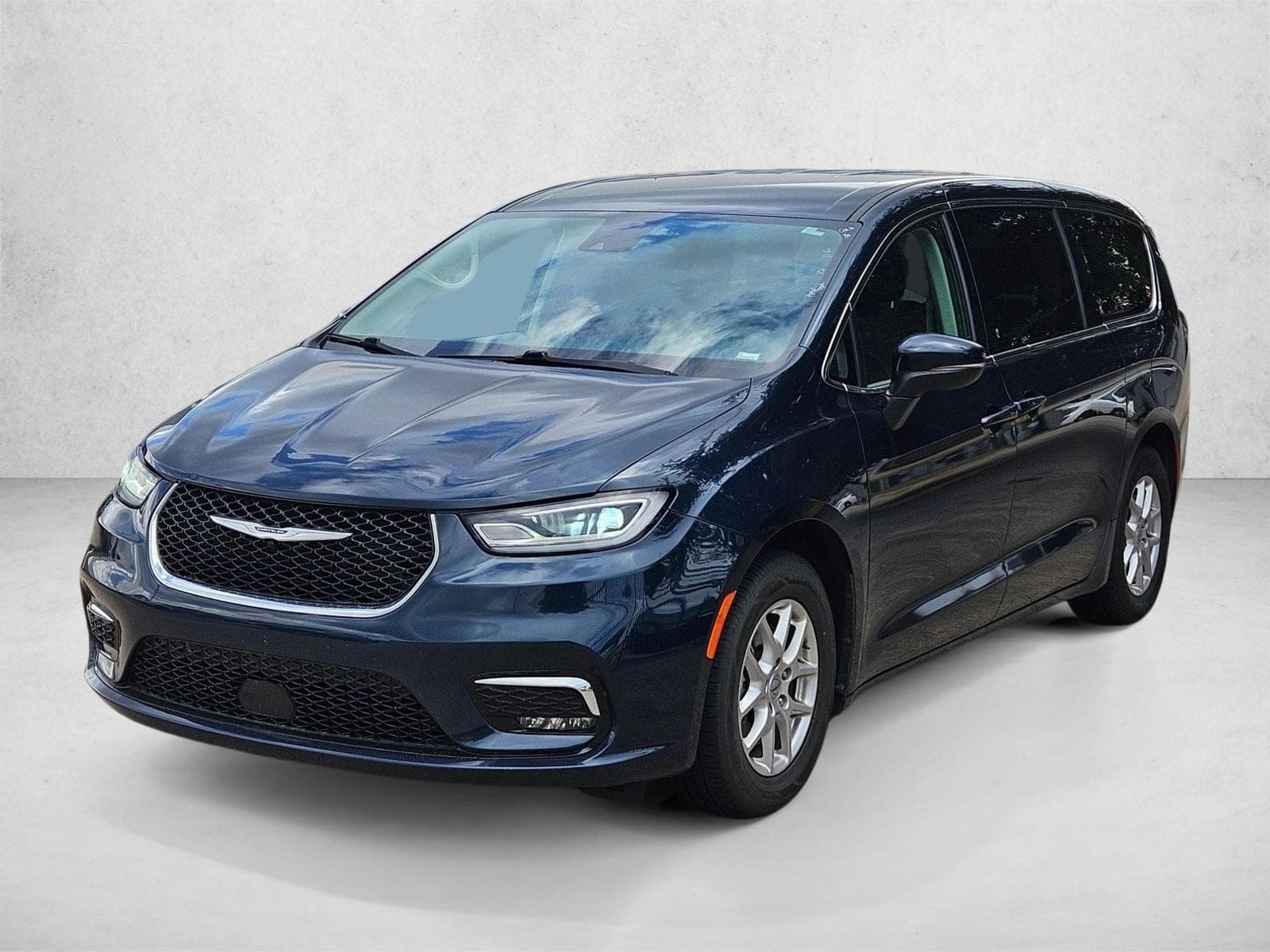 2023 Chrysler Pacifica Touring L — photo 1 of 15