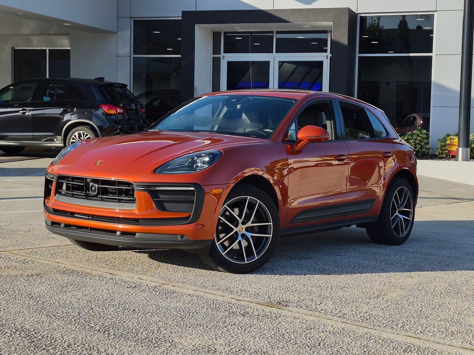 2024 Porsche Macan Base — photo 1 of 16