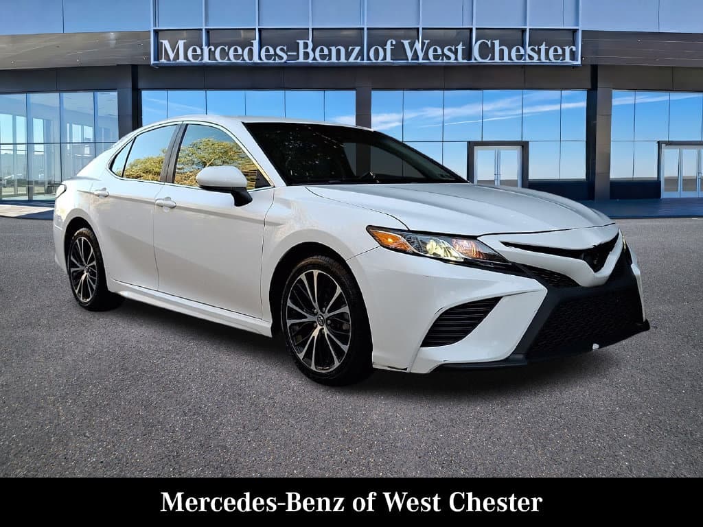 2018 Toyota Camry SE — photo 1 of 30