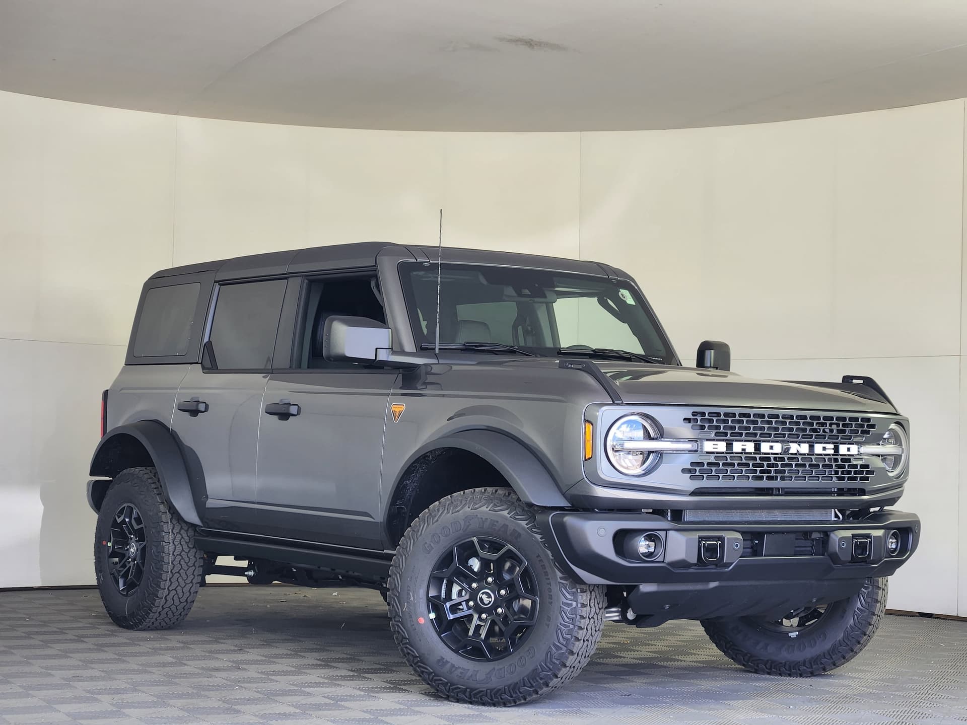 2026 Ford Bronco Badlands — photo 1 of 27